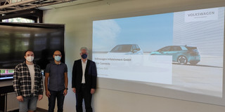 Prof. Wietfeld in a group photo with the presenters from Volkswagen Infotainment, Matthias Priebe and Ernst Zielinski