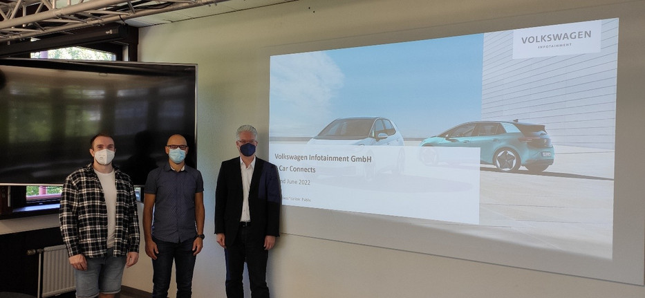 Prof. Wietfeld in a group photo with the presenters from Volkswagen Infotainment, Matthias Priebe and Ernst Zielinski