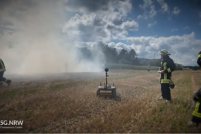 Ground roboter with rescue personnel on a field