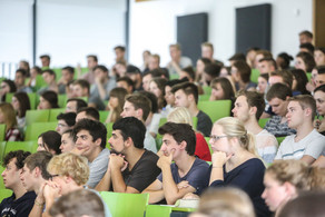 Students sitting in a lecture in the lecture hall.